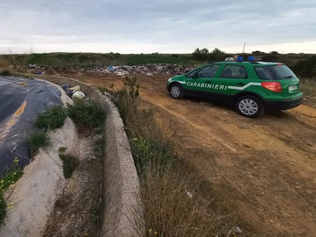 Rifiuti bruciati nella periferia di Trapani, due arresti