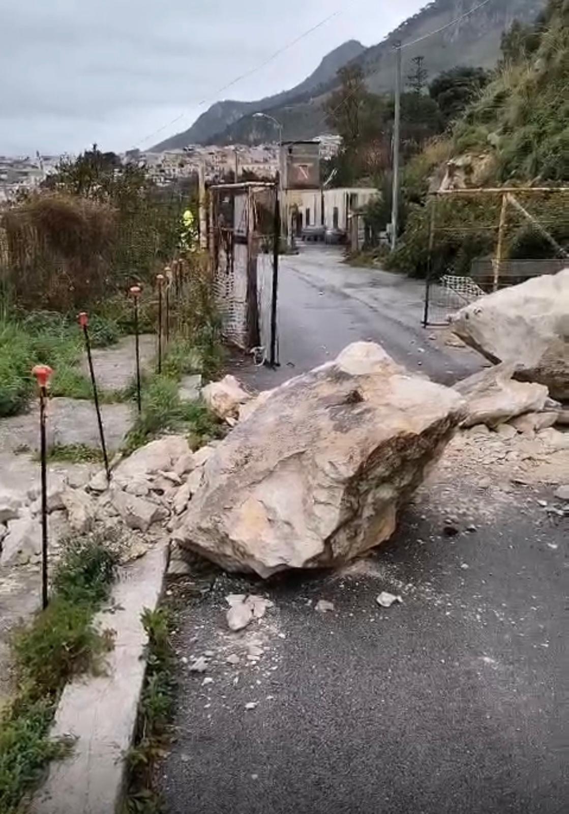 Cedimento della parete rocciosa antistante il porto di Castellammare del Golfo: chiusa la strada di accesso