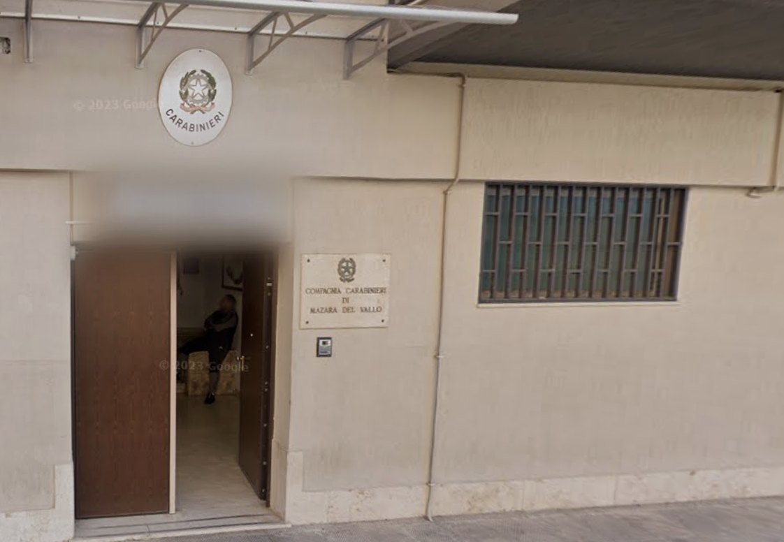 Con un’ascia contro l’ingresso del Comando dei Carabinieri di Mazara: denunciato 49enne