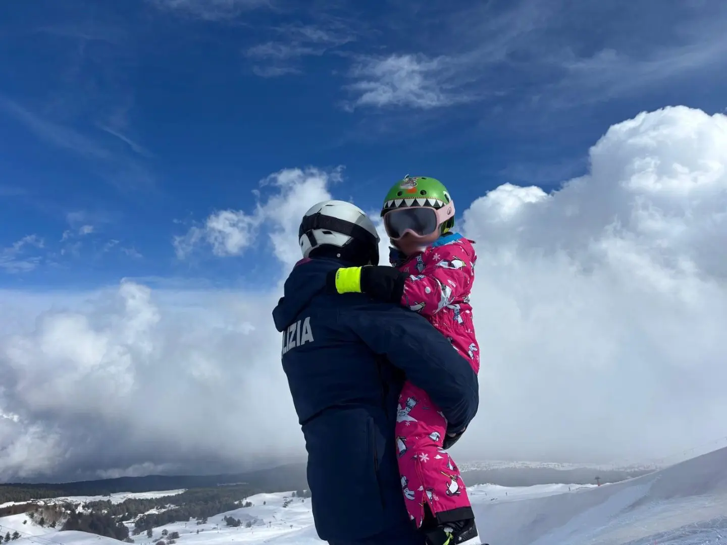 Bloccata sulla neve insieme ai genitori sull’Etna, bimba di 9 aiutata dai poliziotti