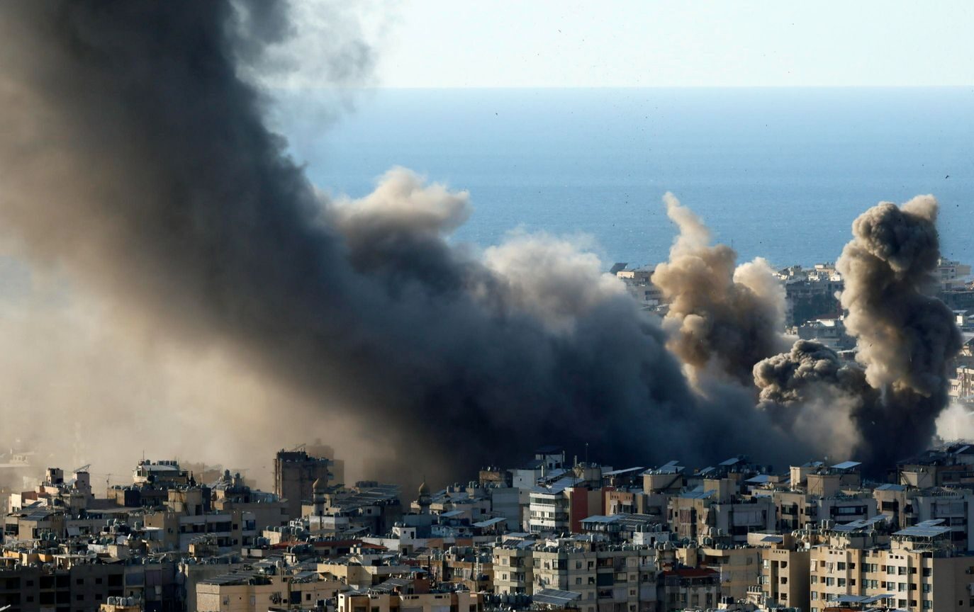 … la quarta con bastoni e pietre