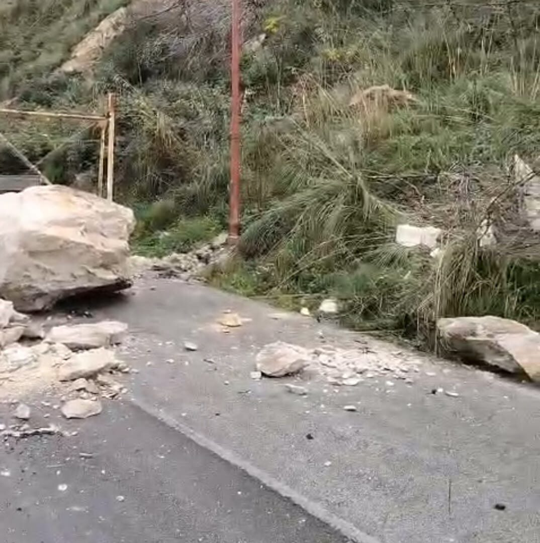 Cedimento roccioso nell’accesso al porto di Castellammare, sopralluogo con i droni