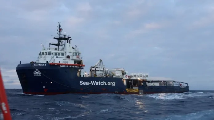 La Sea Watch arriva al Porto di Trapani, a bordo 57 migranti stremati