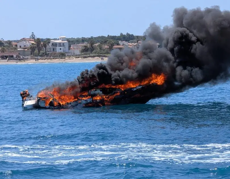 Barca in fiamme al largo di Noto, salvati due diportisti