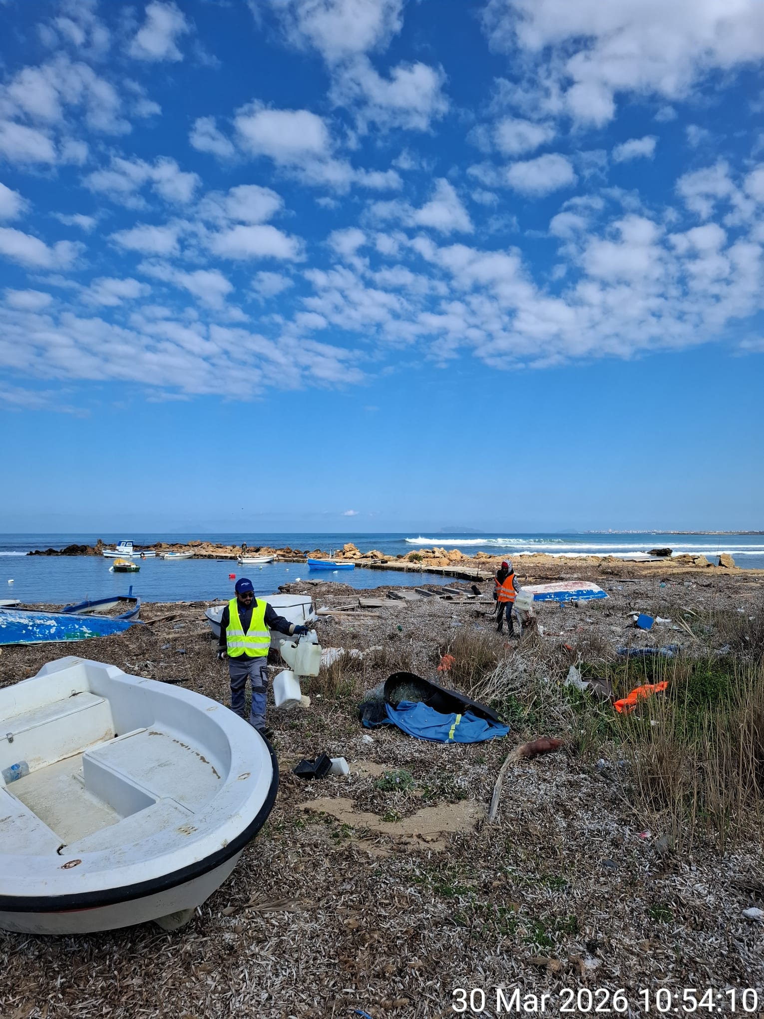 Prosegue la pulizia del litorale petrosileno: avanti gli interventi per il ripristino della costa