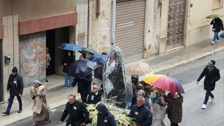 Giovedì Santo a Marsala: la processione si ritira in anticipo per pioggia. VIDEO