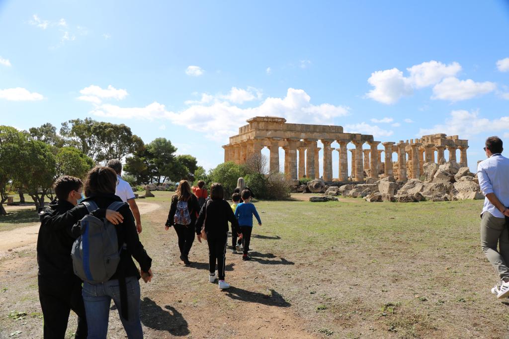 Liberazione, passeggiate naturalistiche e libri a Segesta e Selinunte