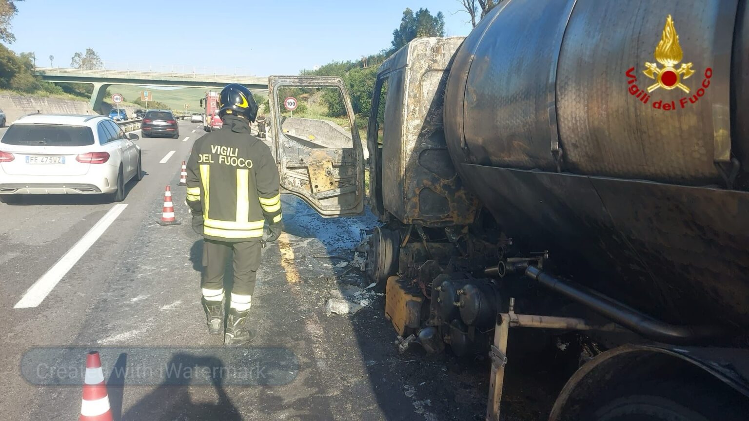 Trapani: a fuoco autocisterna piena di olio, Vigili del Fuoco domano le fiamme