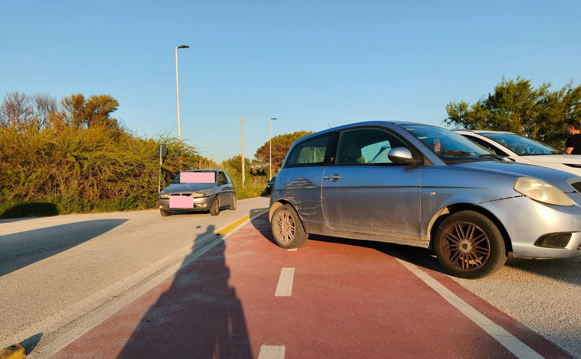 Marsala: ancora auto e moto sopra la pista ciclabile: “Vergognoso”