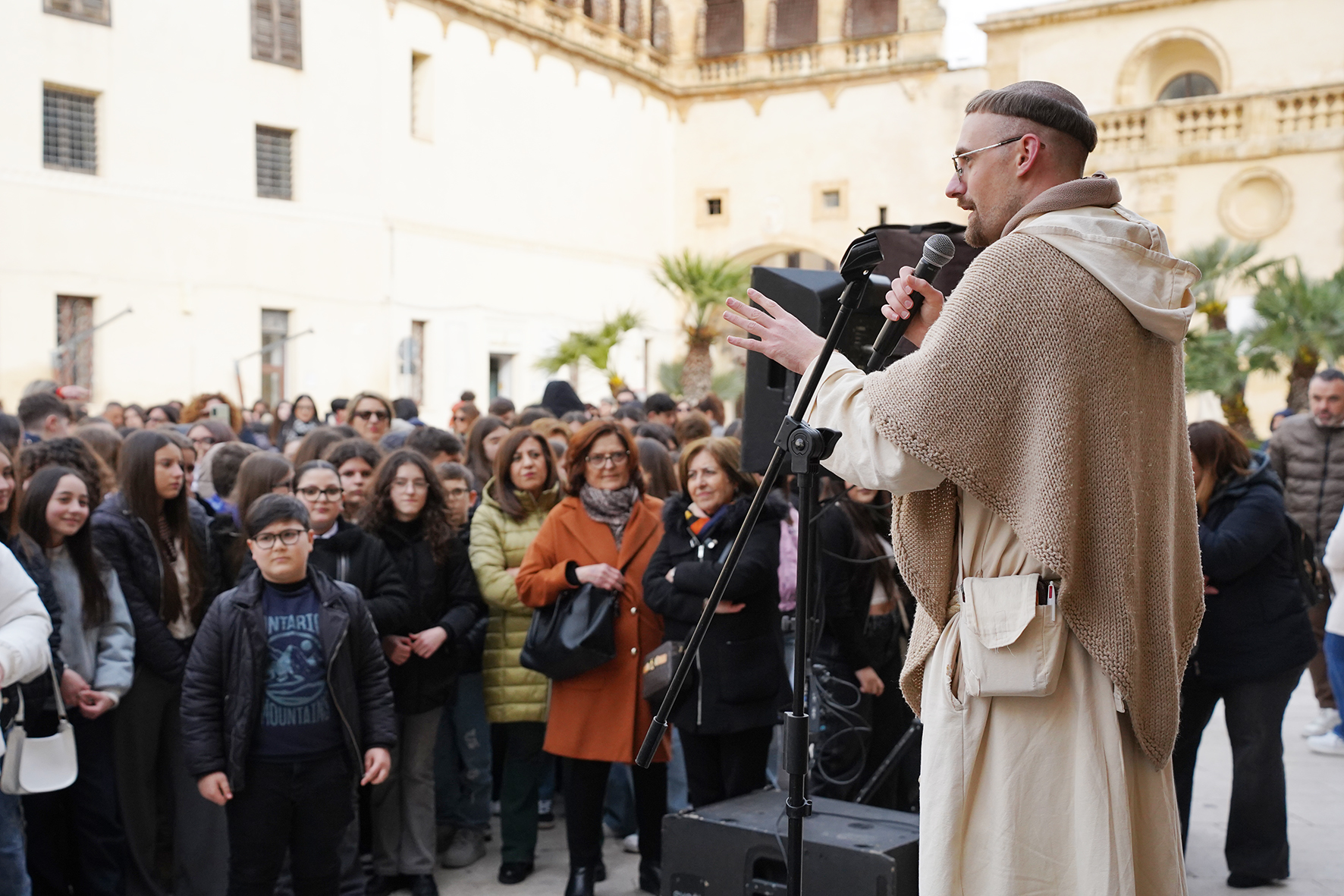 Cresima: il Vescovo incontra i preadolescenti in Piazza a Mazara: “Non siete soli”