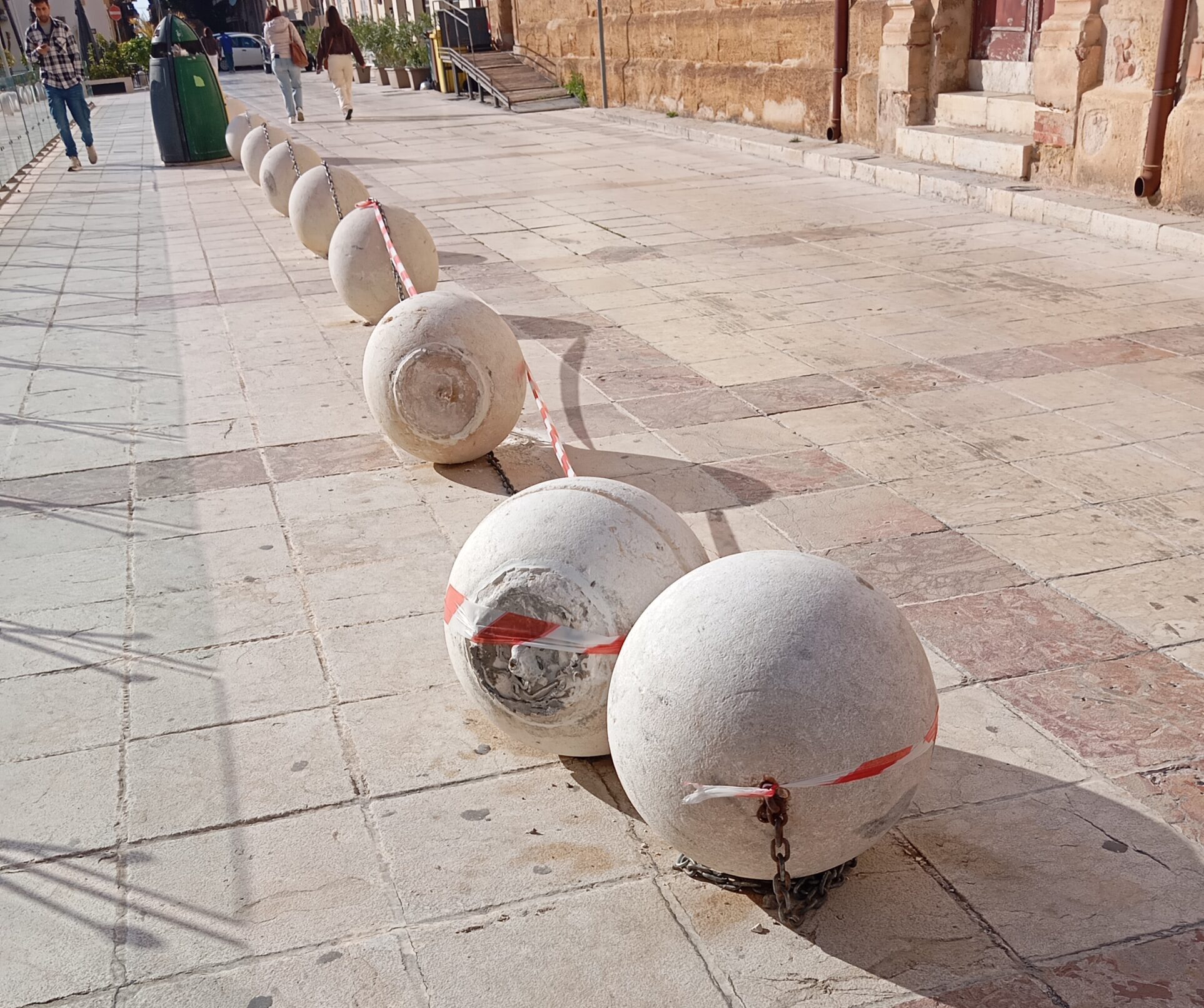 In Piazza San Girolamo blocchi di marmo danneggiati: “Cosa si può fare?”