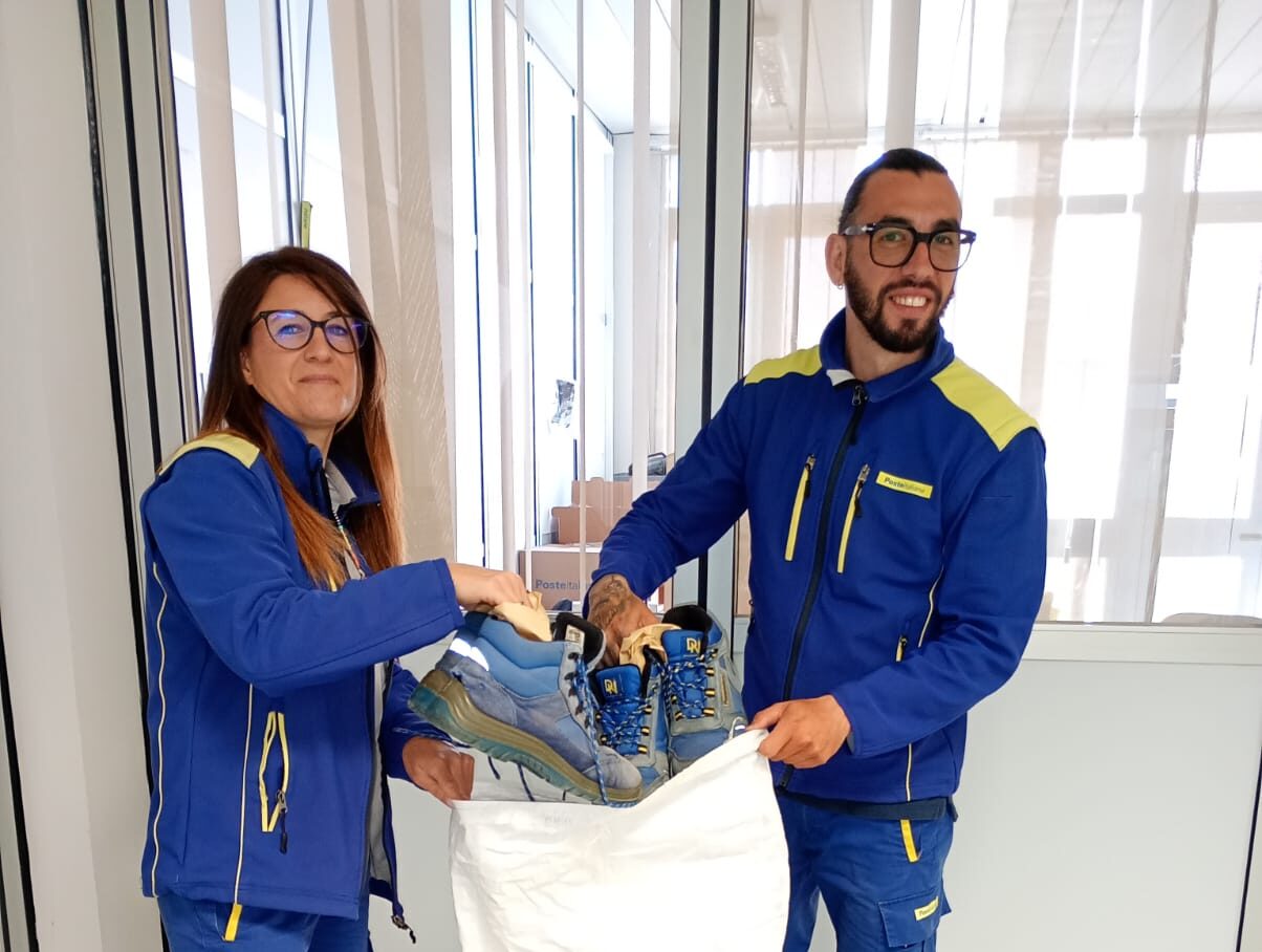 Le scarpe dei portalettere delle Poste trapanesi diventano pavimenti antiurto per bambini