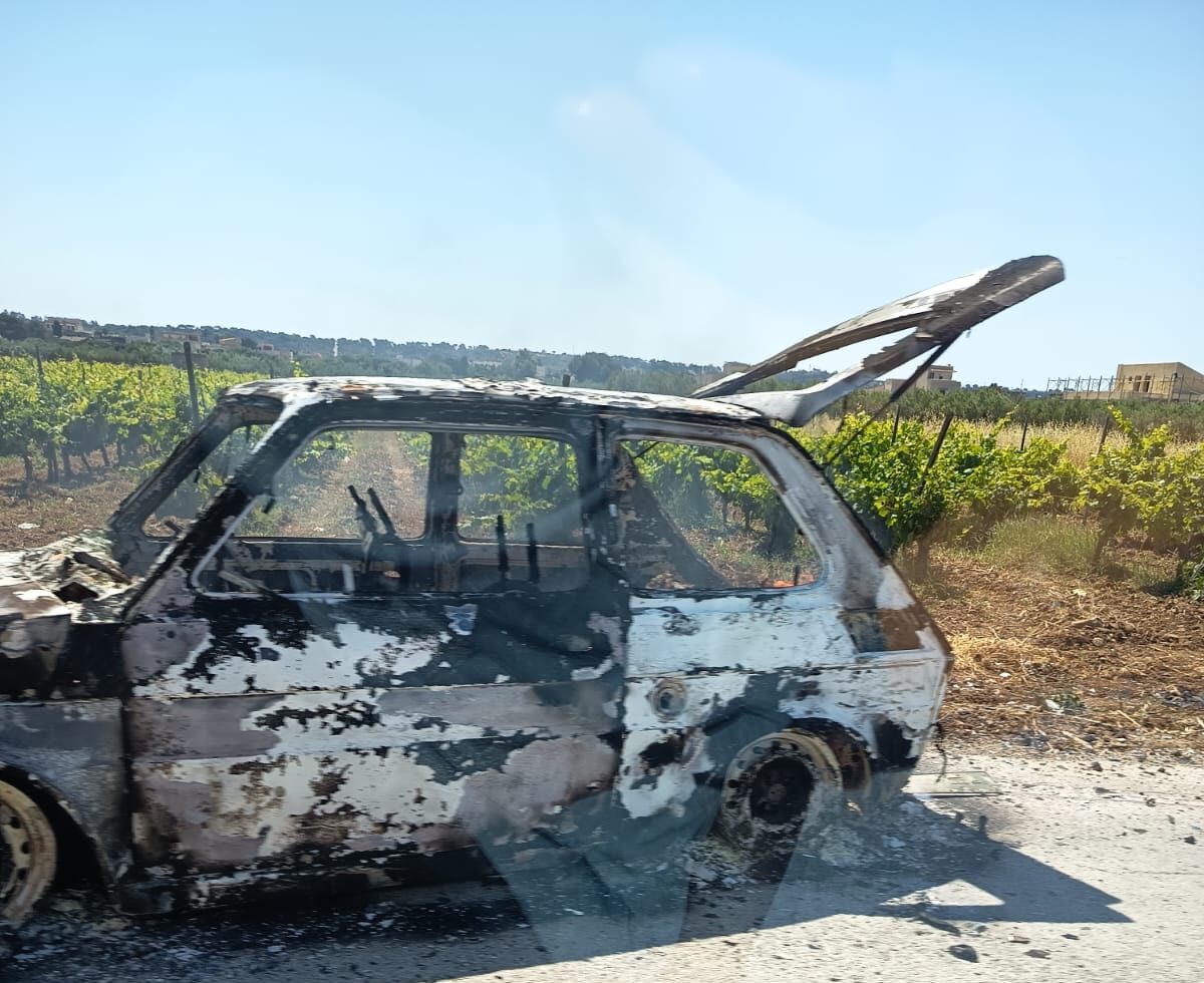 Marsala: auto a fuoco nel versante nord, vettura distrutta