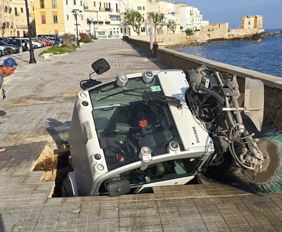 Una spazzatrice finisce dentro una buca sul lungomare di Trapani. Miceli chiede le dimissioni di Tranchida