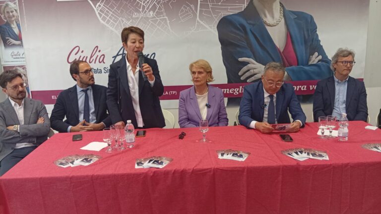 Il sottosegretario agli Esteri è intervenuto a Marsala per sostenere la candidatura di Giulia Adamo. VIDEO
