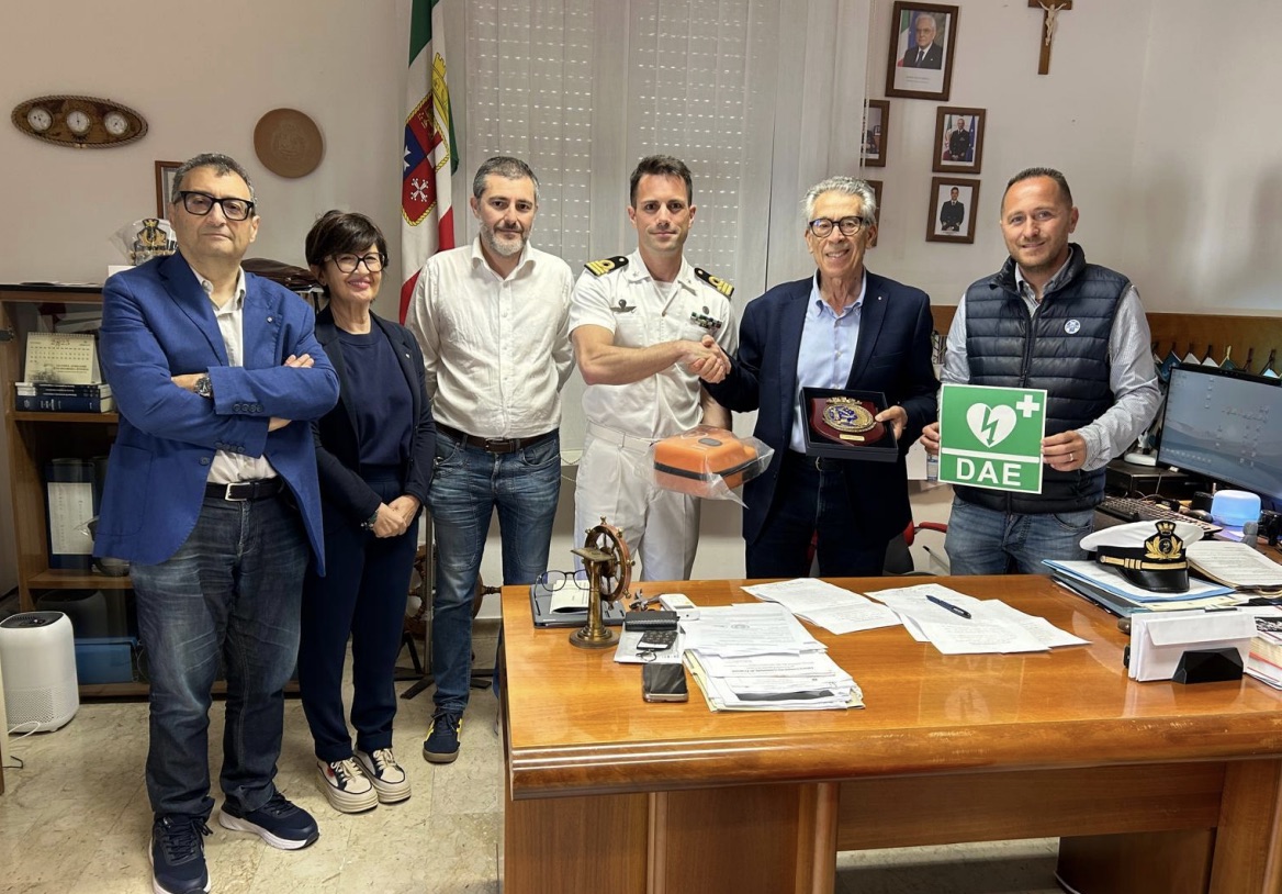 Il Rotary dona un defibrillatore alla Guardia Costiera lilybetana