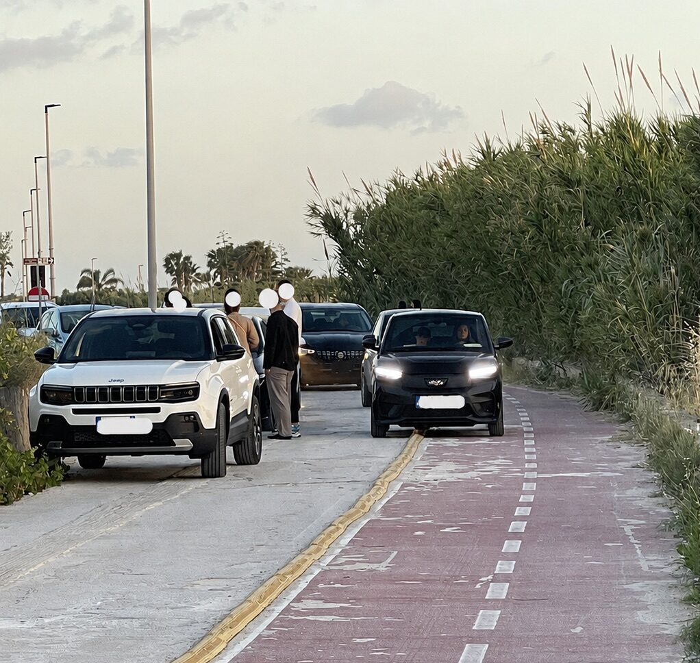 Allo Stagnone la foto che gira sul web: minicar fanno gincana sulla ciclabile e senza controlli