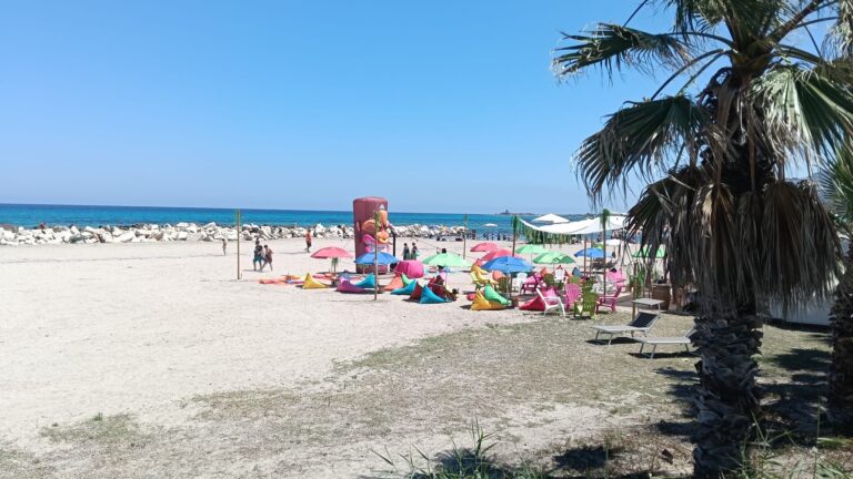Asp e studenti puliscono la spiaggia trapanese accessibile di Piazza Vittorio Emanuele