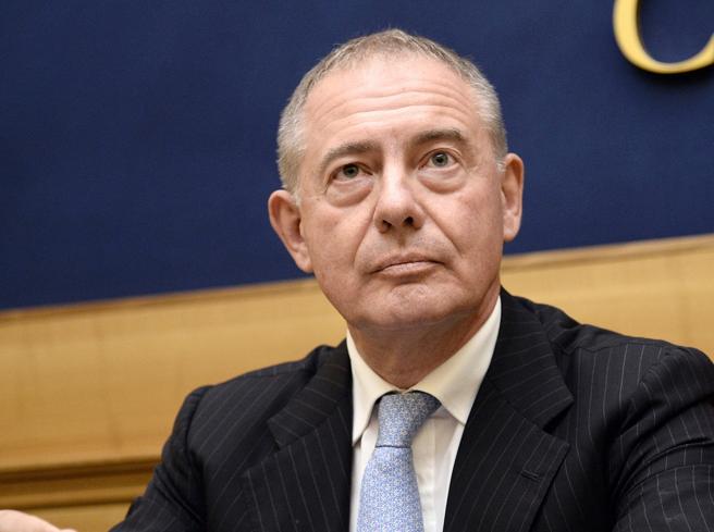 Il ministro Urso in Sicilia vuole la privatizzazione degli aeroporti (anche di Birgi)