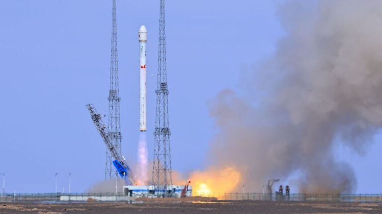 Cina, lanciati due nuovi satelliti nello spazio