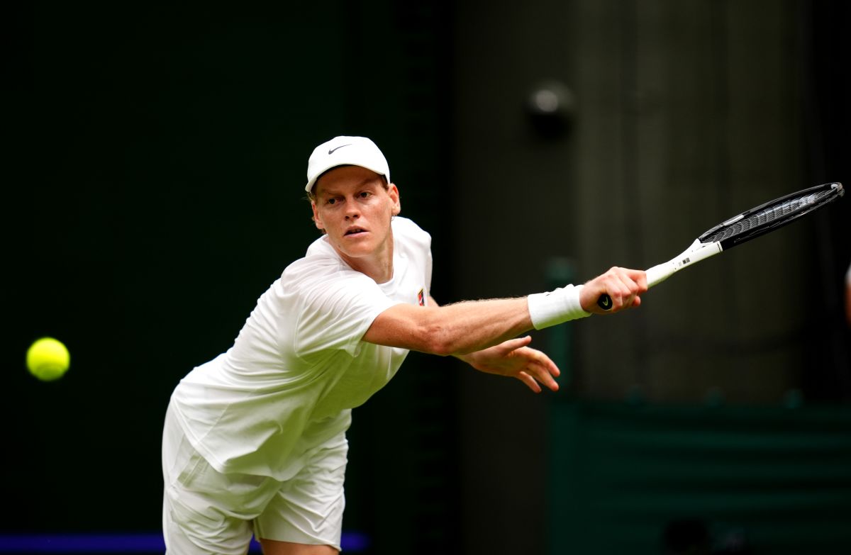 Sinner soffre al debutto a Wimbledon ma batte Kecmanovic in 5 set
