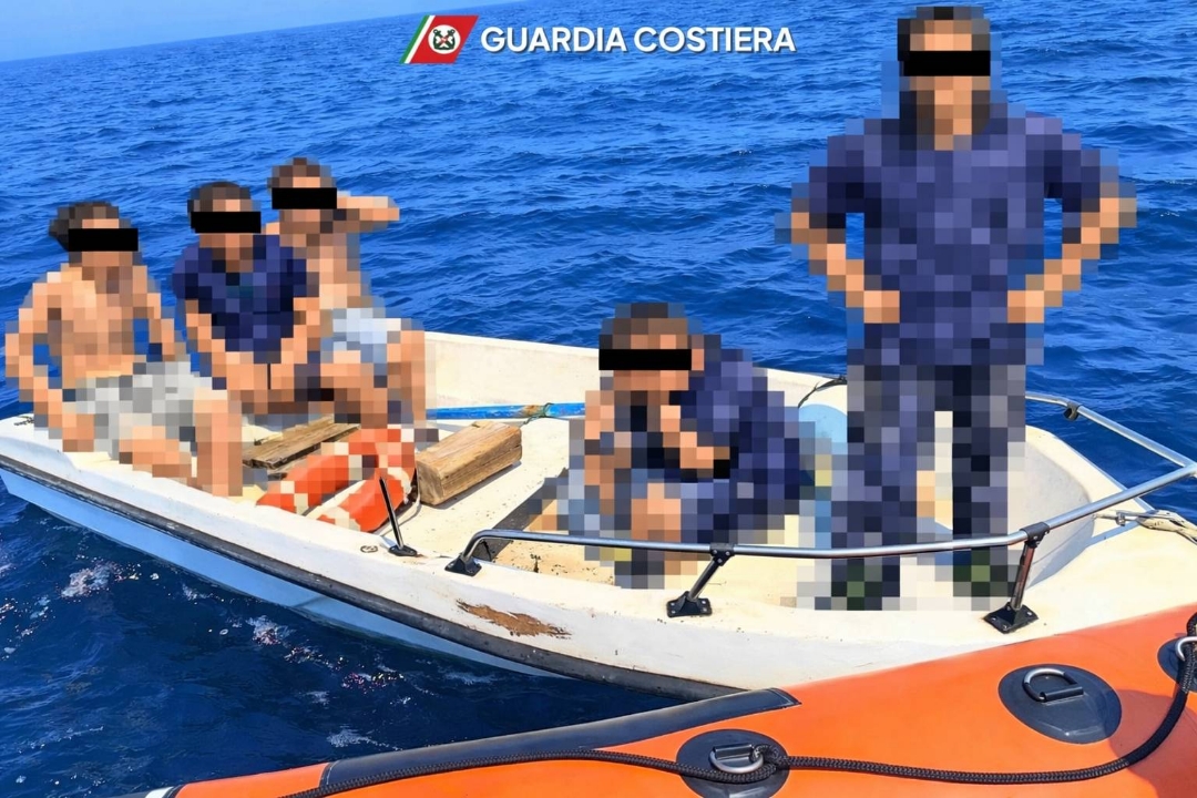 Trapani: cinque giovani in difficoltà su una barca a remi, li soccorre la Guardia Costiera