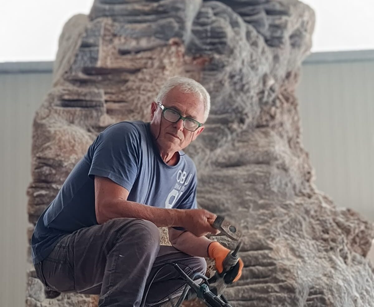 Lo scultore mazarese Gerry Bianco scolpisce “La donna che sostiene il mondo”