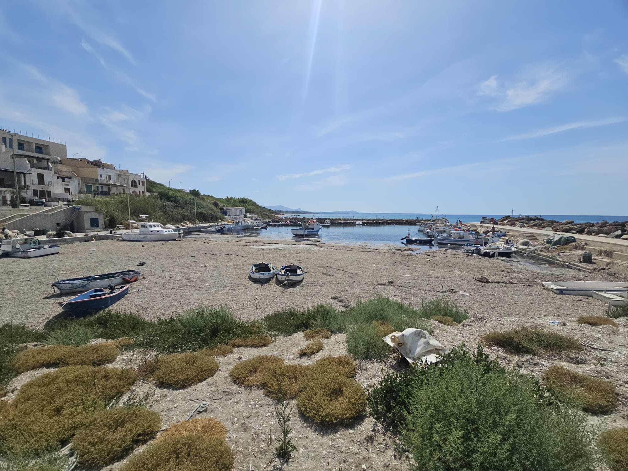 Marinella di Selinunte: abbandono di rifiuti ed occupazioni non autorizzate continuano a limitare l’agibilità del porticciolo