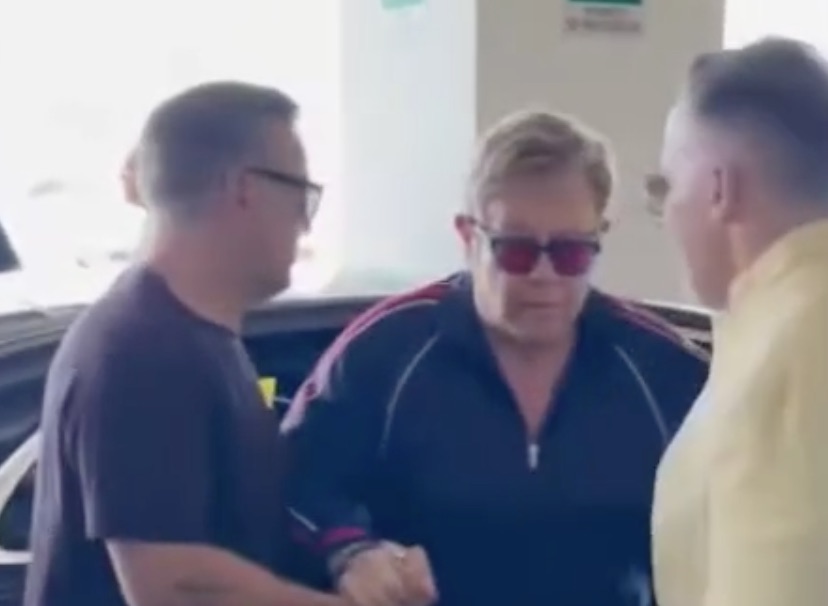 Nozze Dua Lipa a Palermo, Elton John lascia la città dall’aeroporto di Punta Raisi. VIDEO