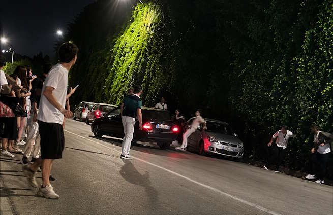 Auto contro gruppo di giovani dopo una rissa, panico a Taormina / Video