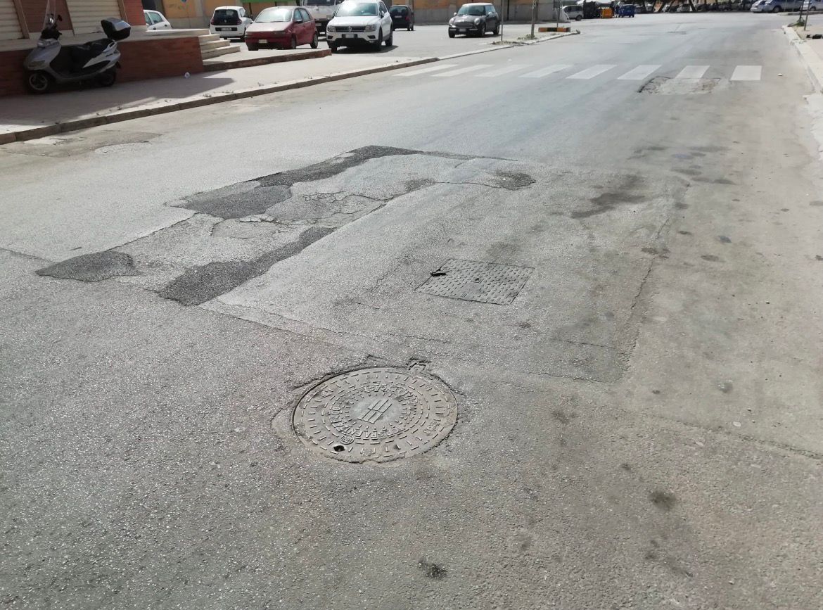 Marsala, In via degli Atleti residenti esasperati: “Strada dissestata e mai un intervento”