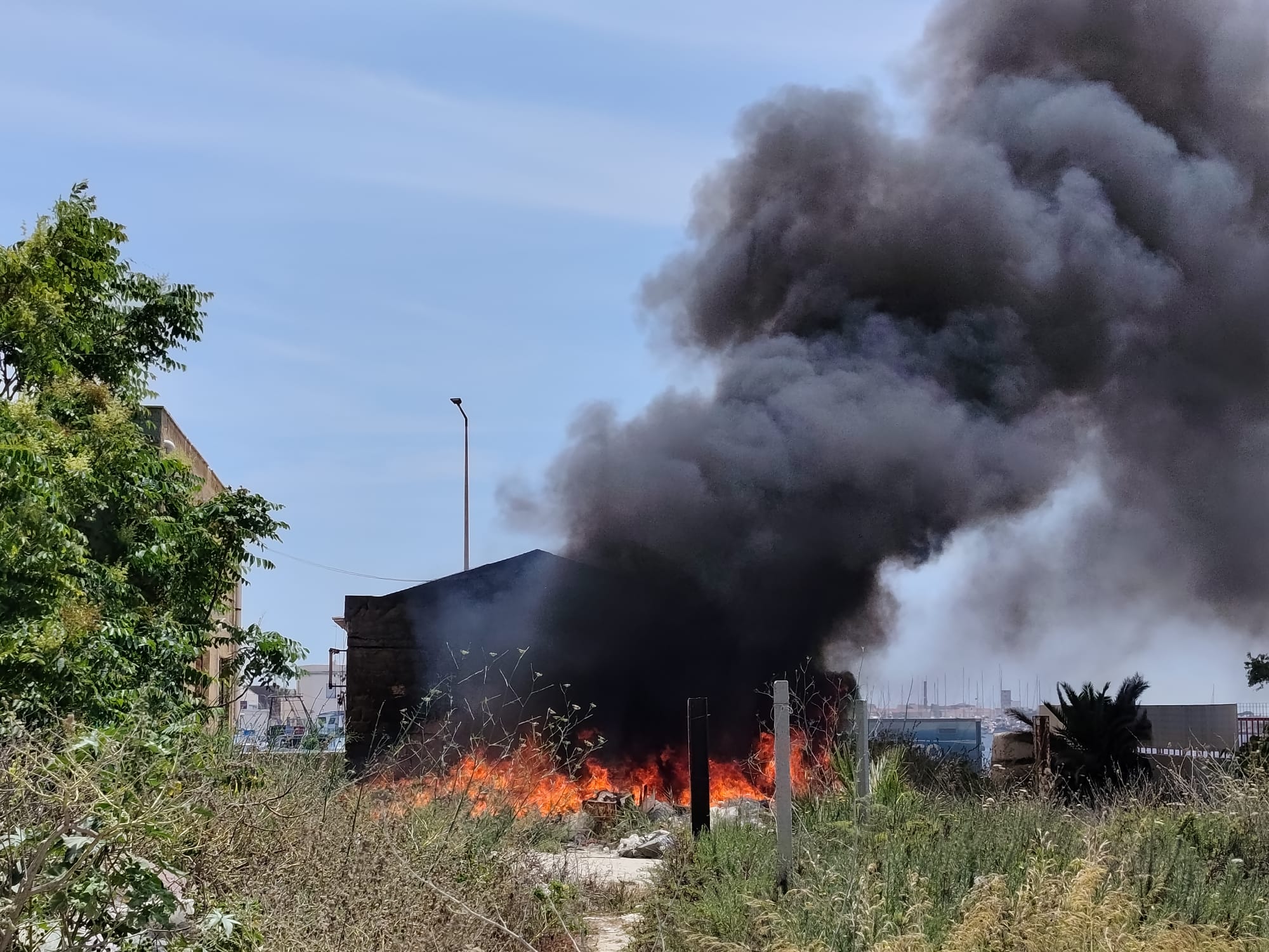 A fuoco un cumulo di rifiuti nella zona del Porto di Marsala