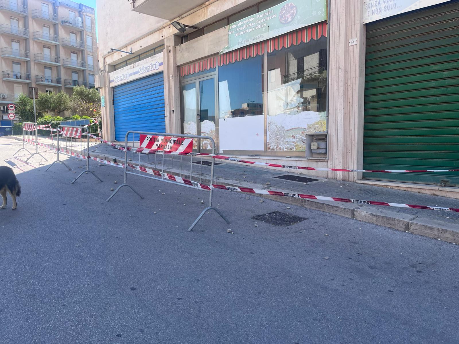 Marsala, crollano pezzi del prospetto di un palazzo del centro