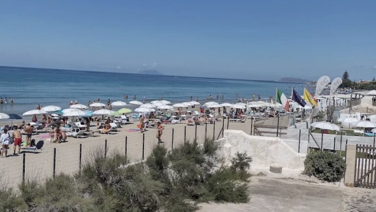 Marsala: giovani si allontanano in mare, ragazza in difficoltà salvata dall’assistente bagnanti