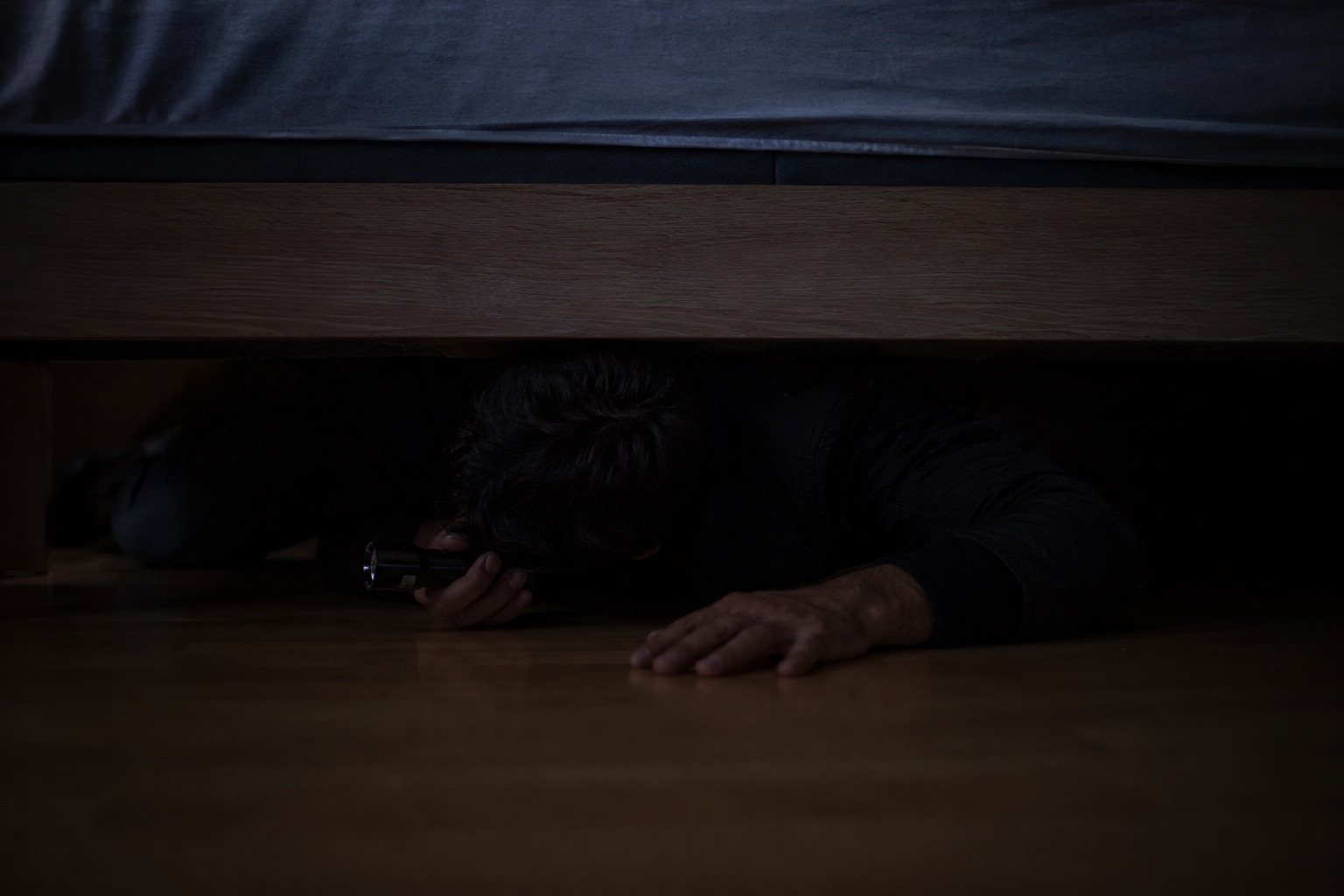 Marsala: tenta un furto in casa, scatta l’allarme e i Carabinieri lo trovano… sotto il letto
