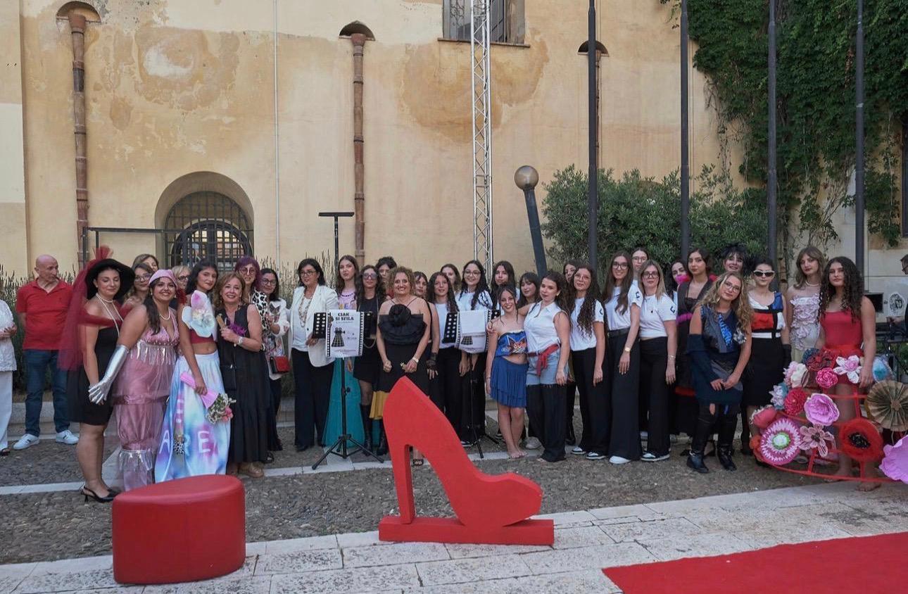 La moda che ispira il Cinema: le giovani stiliste dell’Itet conquistano Marsala