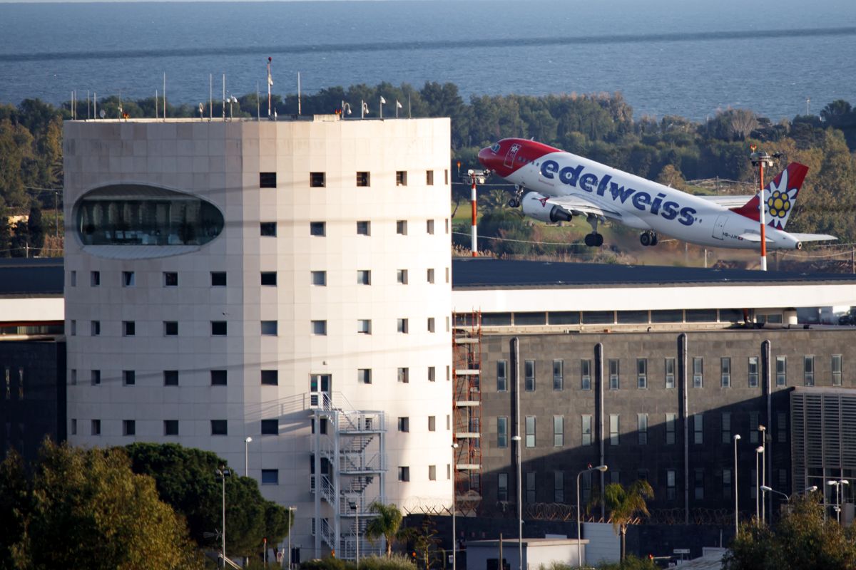 Etna, l’aeroporto di Catania rimane chiuso sino alle ore 14
