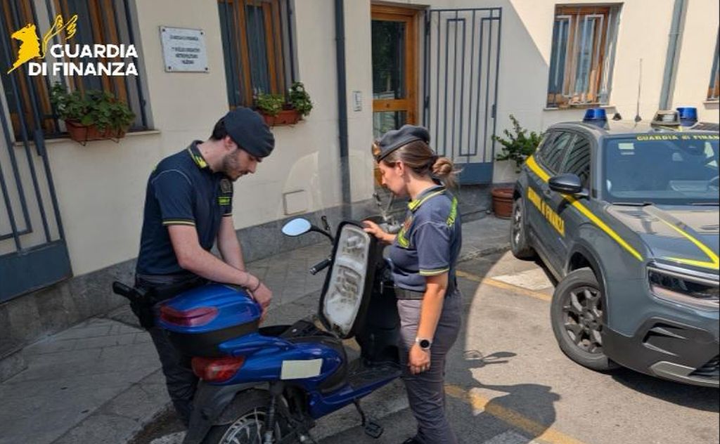 Scooter venduti come bici elettriche, maxi sequestro in tutta Italia / Video