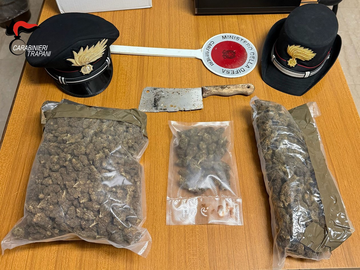 Campobello di Mazara: arrestato un marsalese per droga. Nella sua casa anche una mannaia