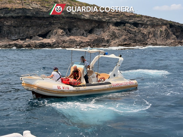 Pantelleria: bagnante finisce su uno scoglio, la Guardia Costiera lo soccorre