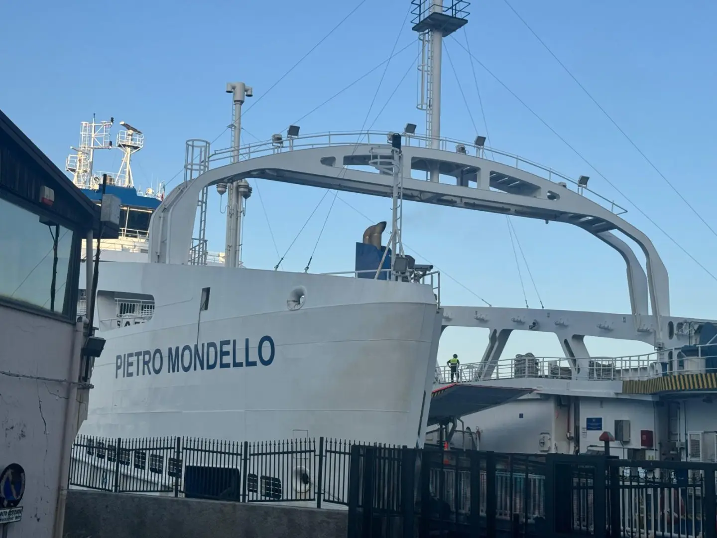 Attimi di paura a Messina, un traghetto durante l’attracco urta una banchina: sette feriti lievi