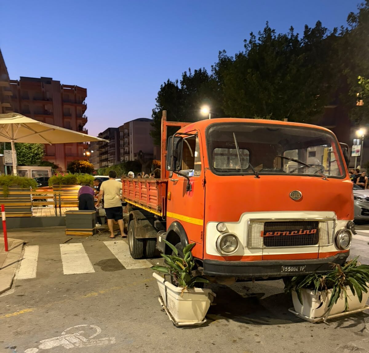 Marsala: shock in Piazza Inam, camion finisce sopra le fioriere, un uomo bloccato