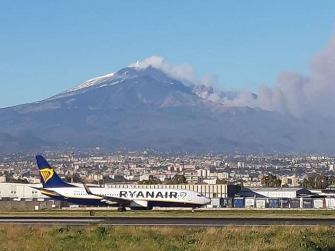 Eruzione Etna e scalo chiuso, transfer anche da Trapani per Catania