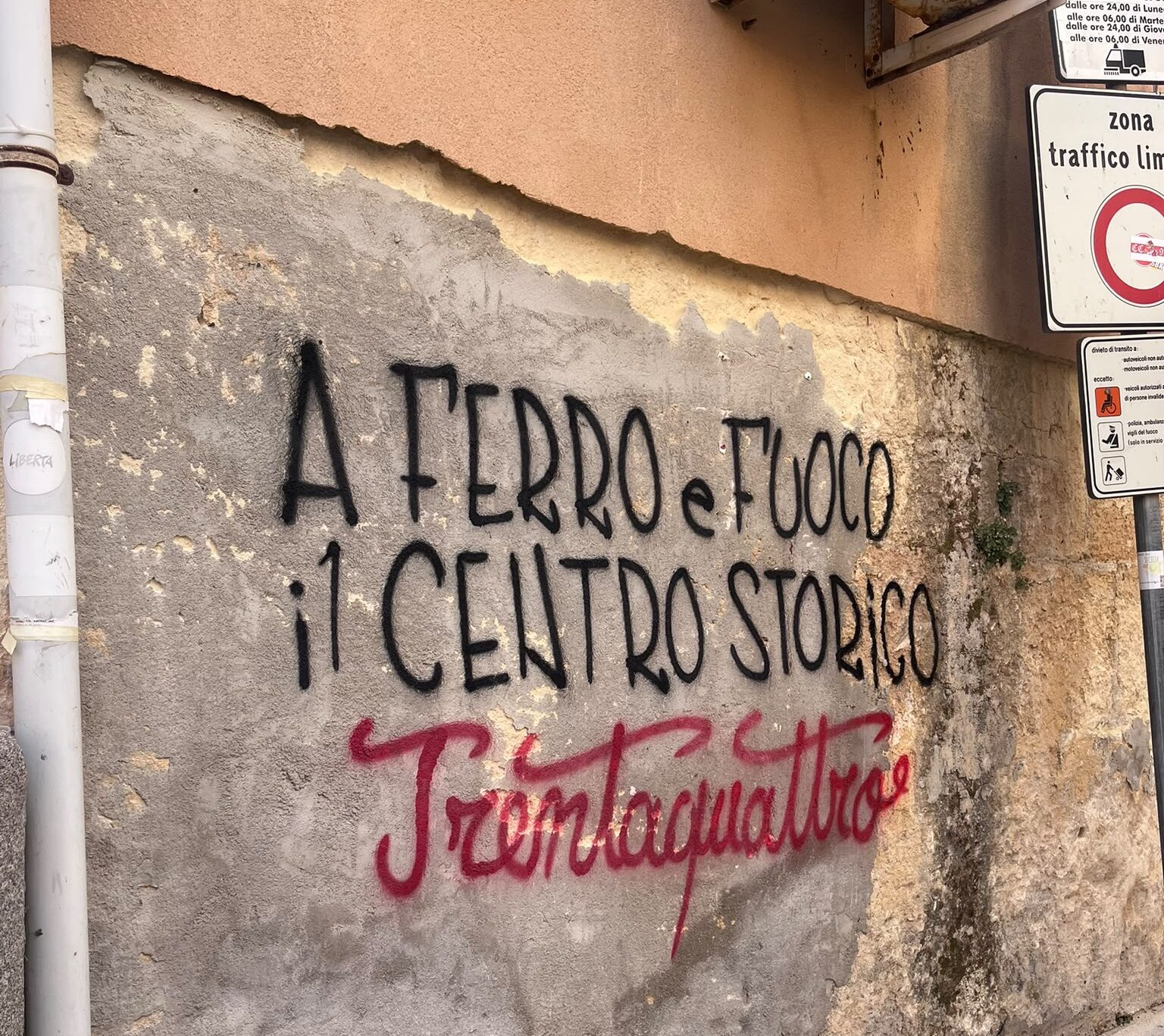 Marsala: il significato dietro l’inquietante scritta “a ferro e fuoco…”