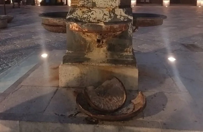 Trapani, danneggiata la fontana di Piazza Ex Mercato del Pesce: crolla vasca