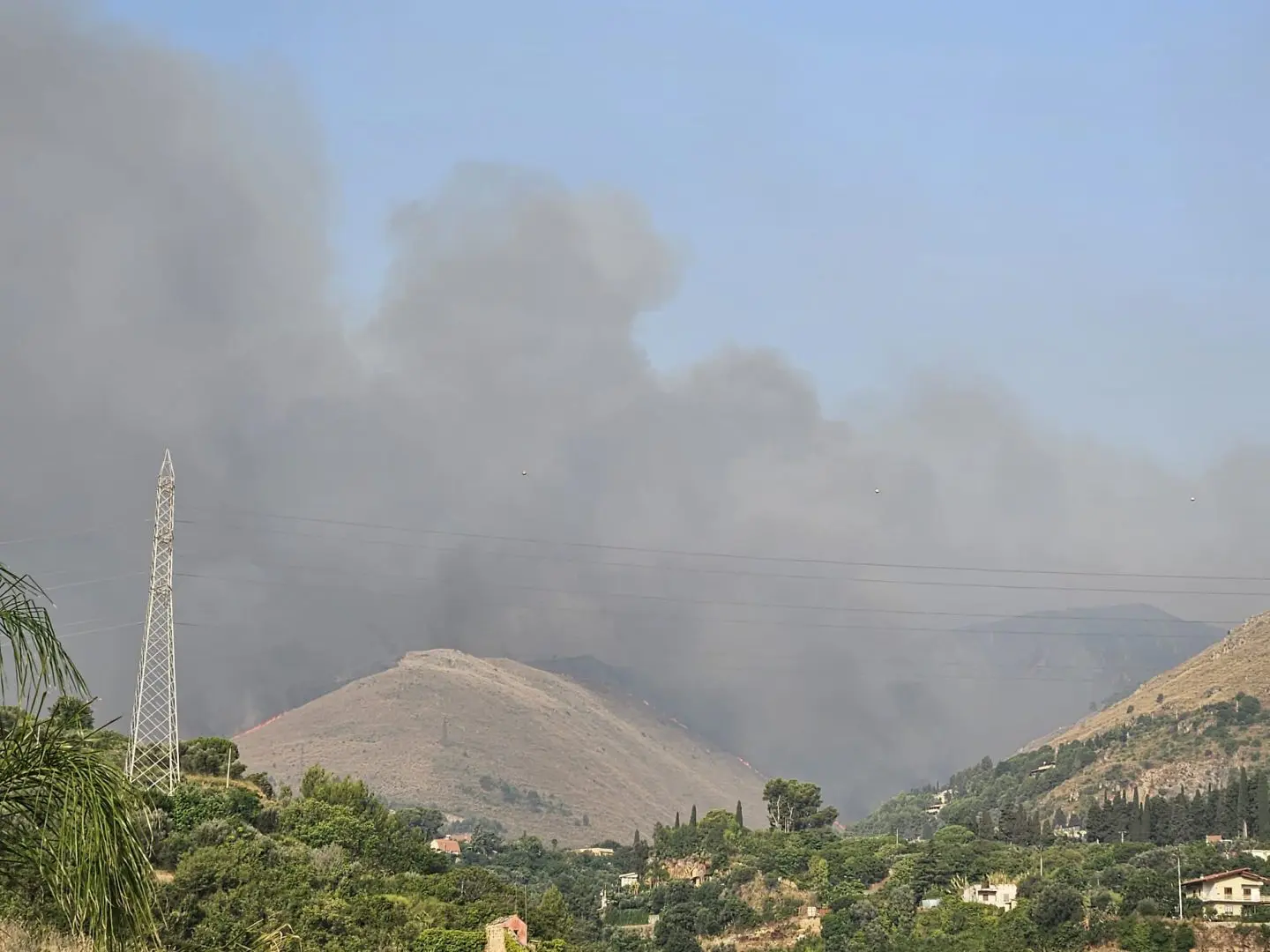 Decine di roghi in tutta la regione, situazione critica nel Palermitano
