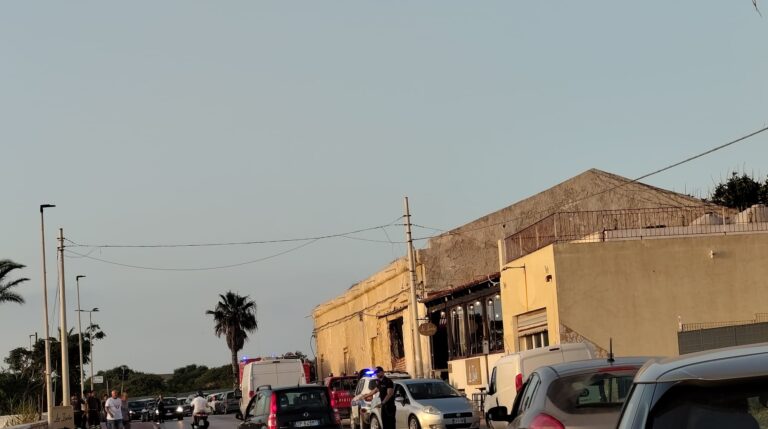 Marsala: a fuoco un magazzino abbandonato del lungomare