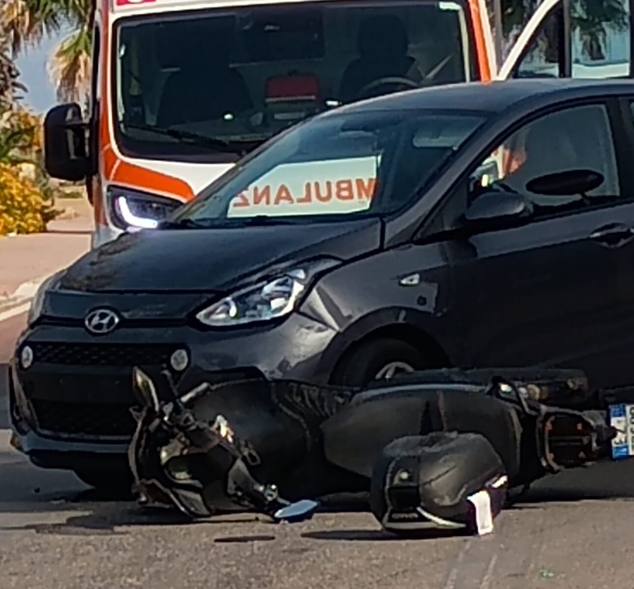 Marsala: auto contro scooter sul Lungomare, un ferito
