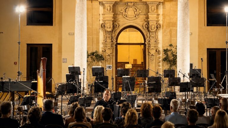 Quando il caldo zittisce l’orchestra: prima dei fischi serve comprensione