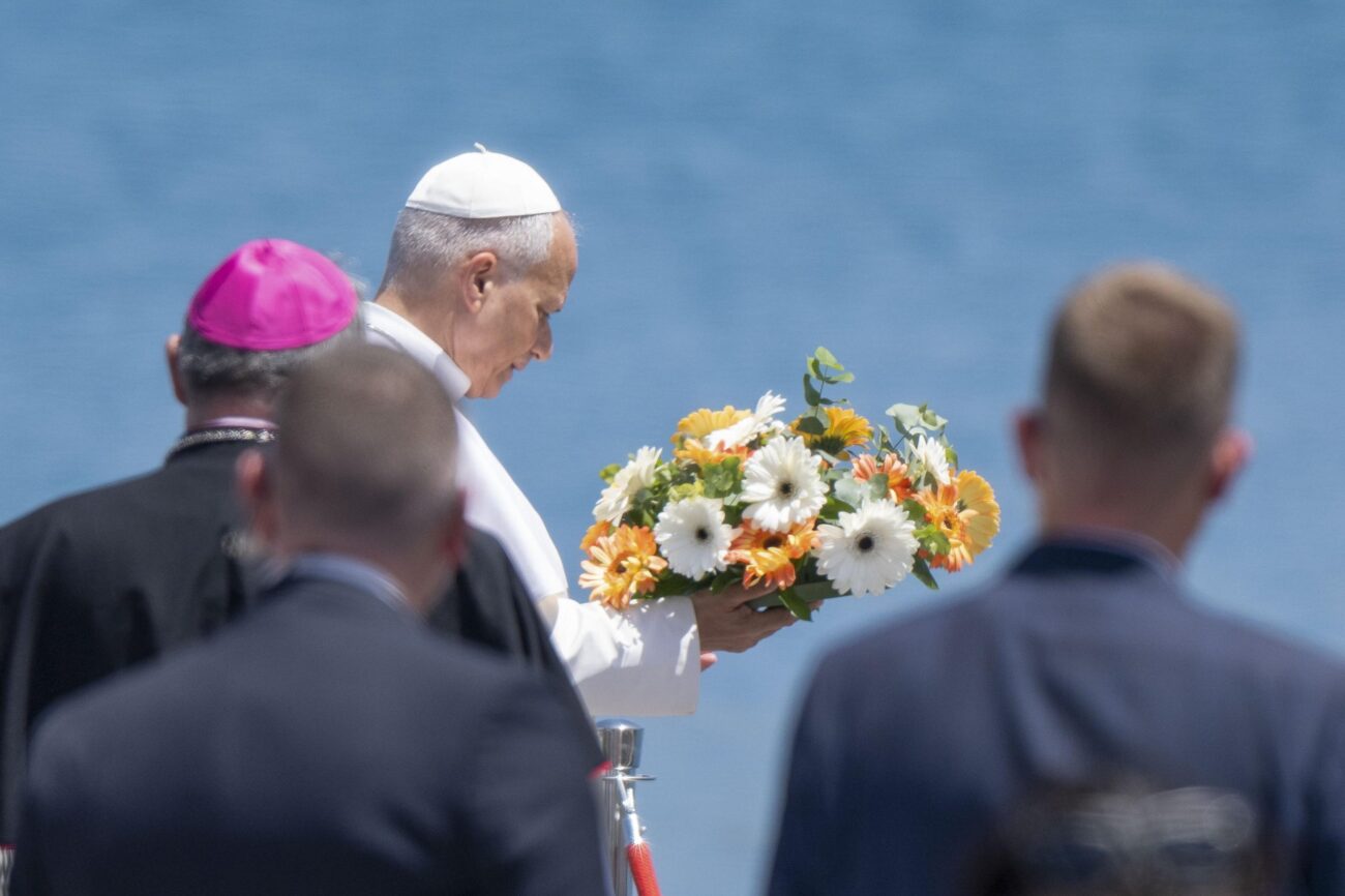 Papa Leone a Lampedusa, prega per i migranti defunti e presiede la messa